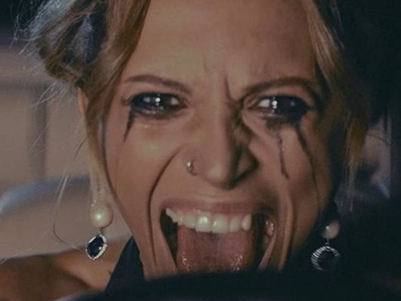 В клипе Хлывнюк и Галич убегают от девушки