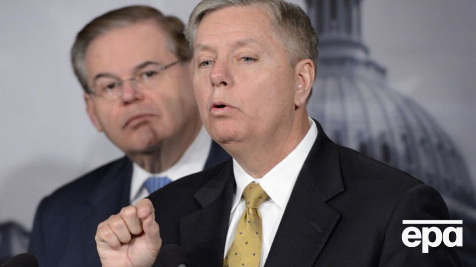 Менендес (ліворуч) і Грем підготували законопроект про нові санкції щодо Росії