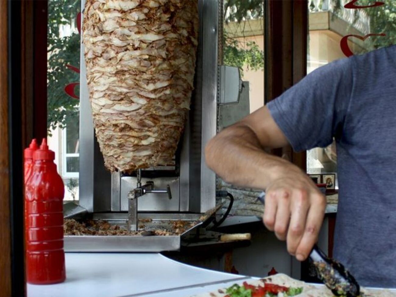 Точки продажу шаурми, після вживання якої отруїлися люди, тимчасово закрили