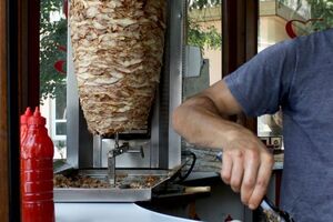 Точки продажи шаурмы, после употребления которой отравились люди, временно закрыли