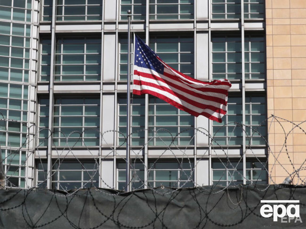 За даними The Guardian, американські спецслужби протягом 10 років не помічали, що в московському посольстві працює агент ФСБ