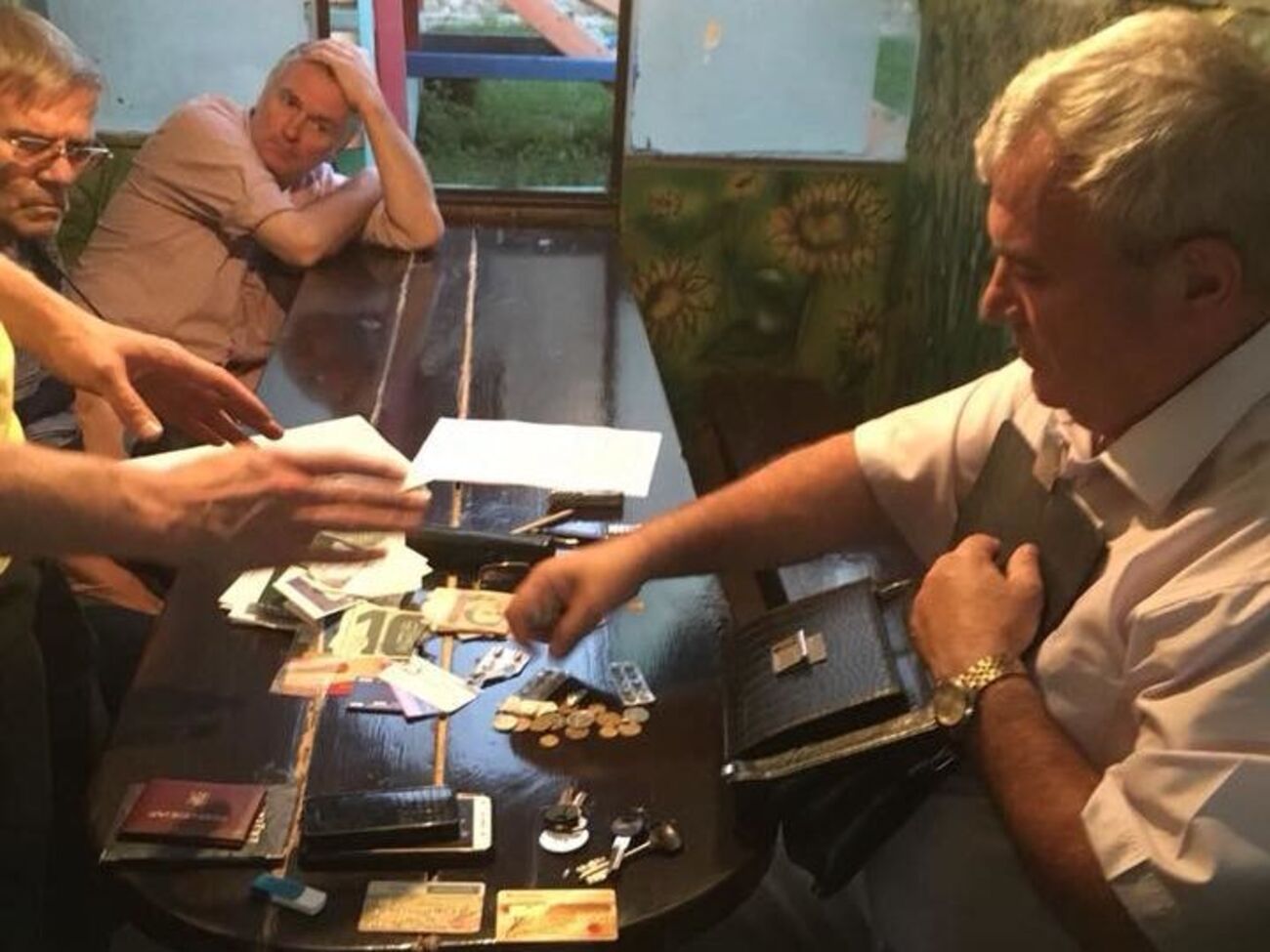 Задержанные чиновники хотели передать за взятку право аренды 4,5 га земли