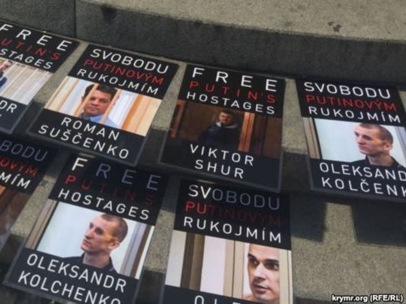 Активисты пришли на акцию с плакатами с изображением политзаключенных