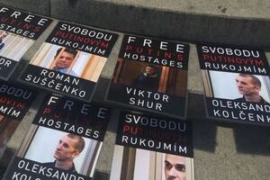 Активисты пришли на акцию с плакатами с изображением политзаключенных