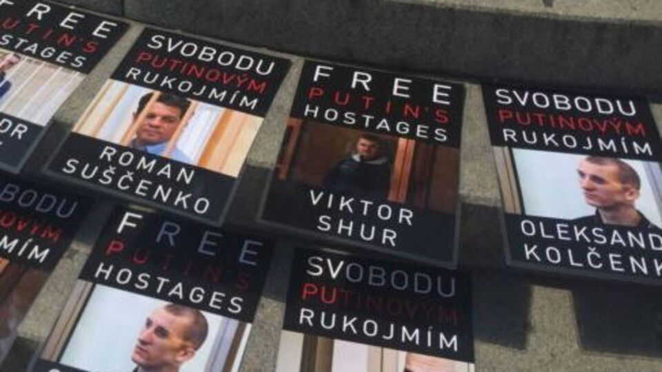 Активісти прийшли на акцію з плакатами із зображенням політв'язнів