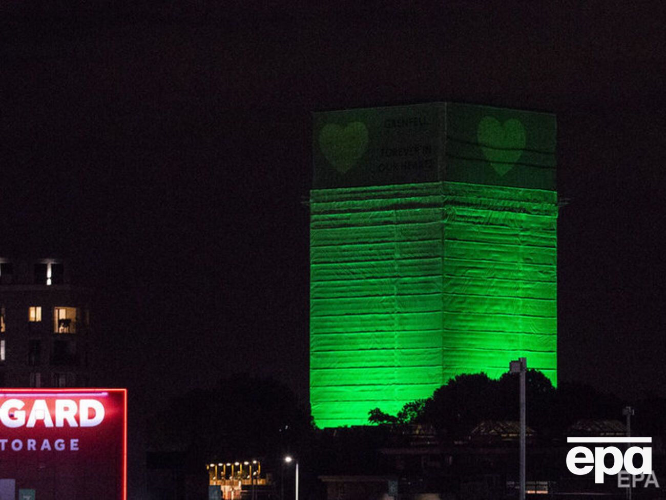 Родственники погибших и выжившие при пожаре настаивают на сносе Grenfell Tower