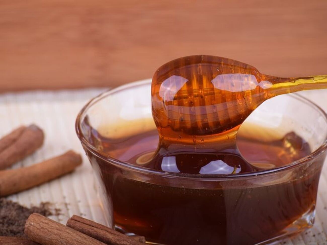 Свежий и натуральный мед имеет однородную консистенцию