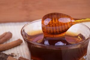 Свежий и натуральный мед имеет однородную консистенцию