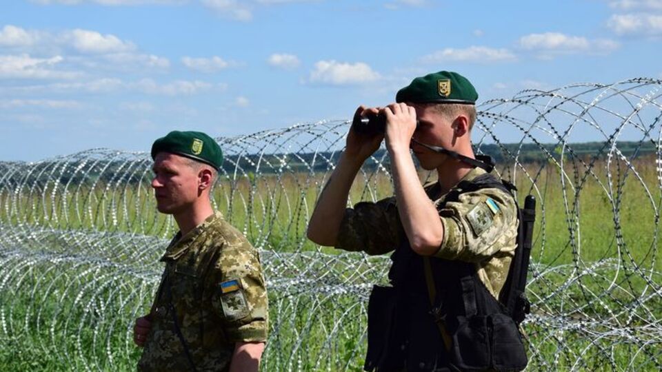 К проверке на границе будут привлекать кинологов со служебными собаками
