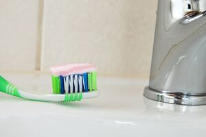 С помощью зубной пасты можно почистить сантехнику