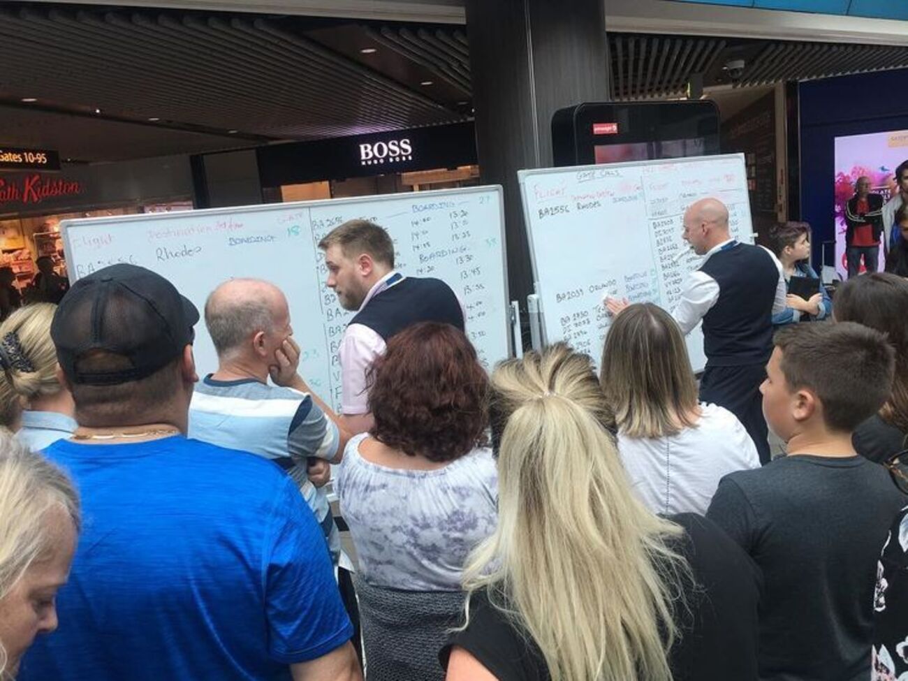 Сотрудники аэропорта пишут расписание на специально выставленных досках