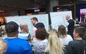 Сотрудники аэропорта пишут расписание на специально выставленных досках