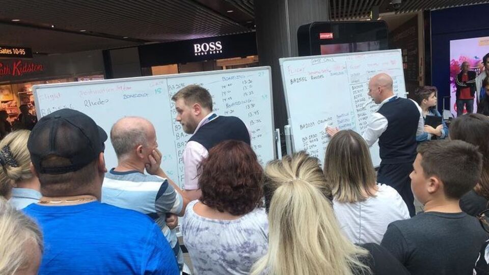 Сотрудники аэропорта пишут расписание на специально выставленных досках