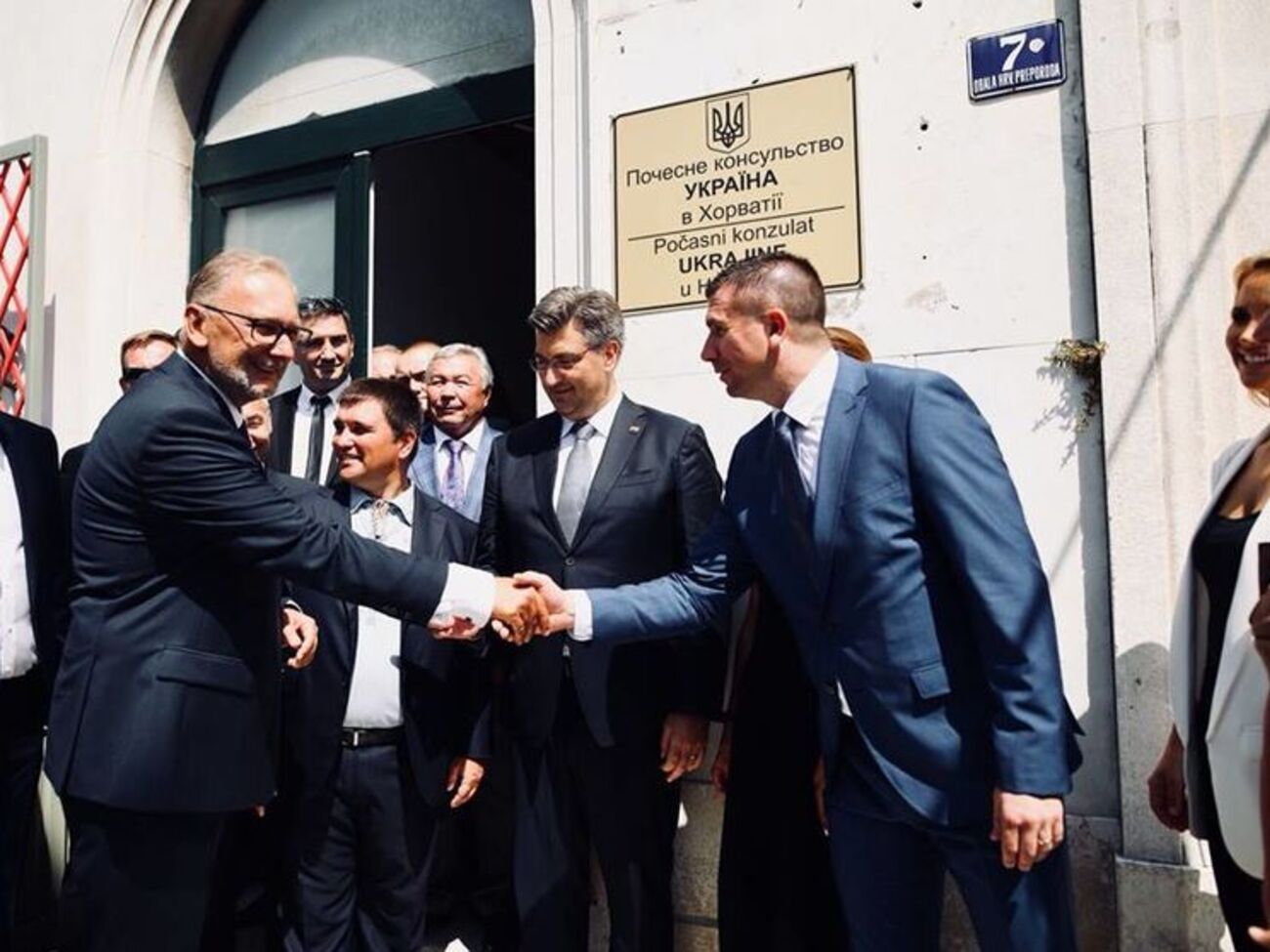 Вместо надписи "Почетное консульство Украины в Хорватии" на консульстве написали "Почетное консульство УкраинА в Хорватии"