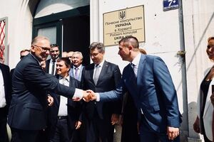 Вместо надписи "Почетное консульство Украины в Хорватии" на консульстве написали "Почетное консульство УкраинА в Хорватии"