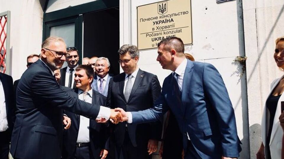 Вместо надписи "Почетное консульство Украины в Хорватии" на консульстве написали "Почетное консульство УкраинА в Хорватии"
