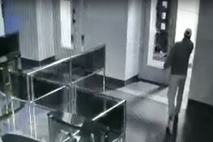 Стрелок ранил охранника и убил полицейского