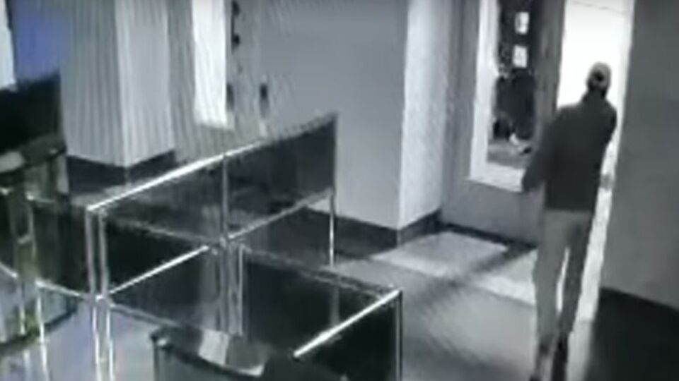 Стрелок ранил охранника и убил полицейского