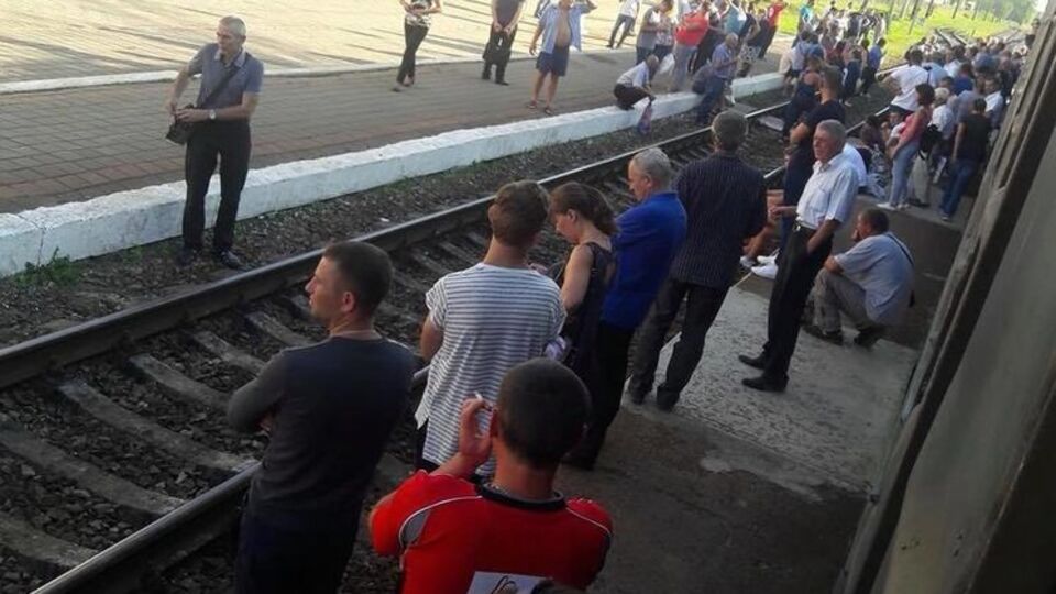 Из-за перекрытия путей два поезда опоздали на 30 минут