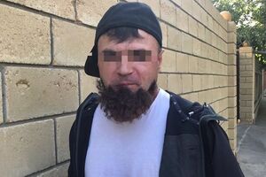 Мужчина привлек внимание полицейских "бородой", которая отклеилась