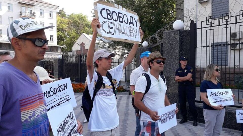 В Киеве требовали освободить Сенцова