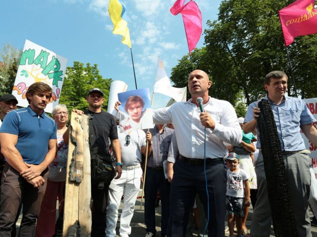 Илья Кива:&nbsp;На прошлой акции мы принесли сюда гроб, в котором лежал манекен. Если так все продолжится, мы скоро сами будем лежать в гробах