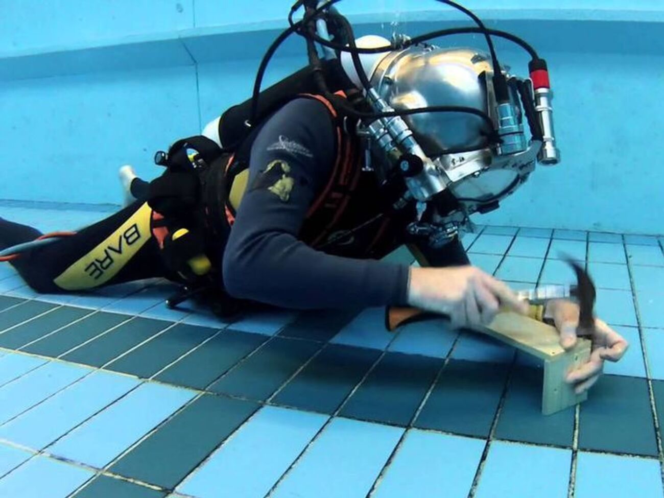 Перечисленные лица и фирмы помогали компании "Дайвтехносервис", которая&nbsp;выпускает водолазное оборудование,&nbsp;обойти санкции