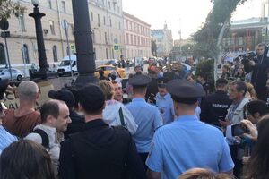 Задержанных активистов повезли в отделение полиции для составления протокола