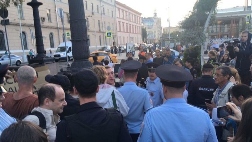 Задержанных активистов повезли в отделение полиции для составления протокола
