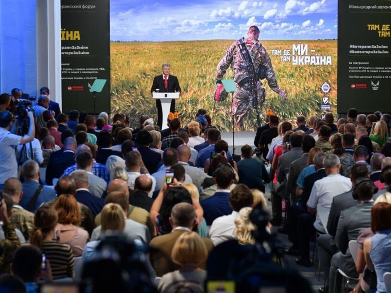 Порошенко: Те, що пропонує Росія мешканцям окупованих земель, українці ніколи не приймуть