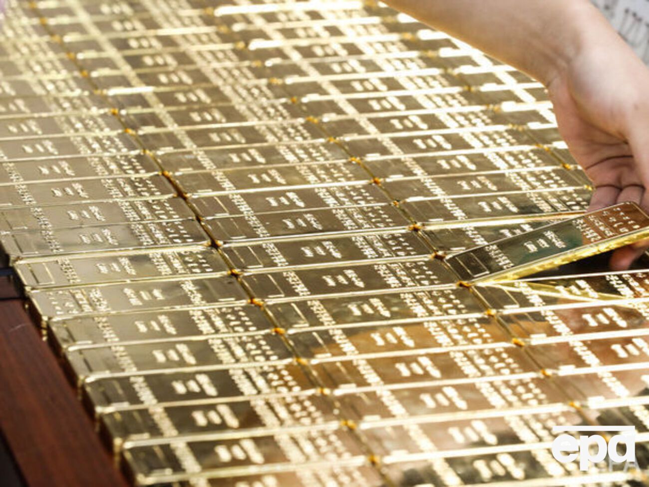 Россия избавляется от долларов, скупая золото