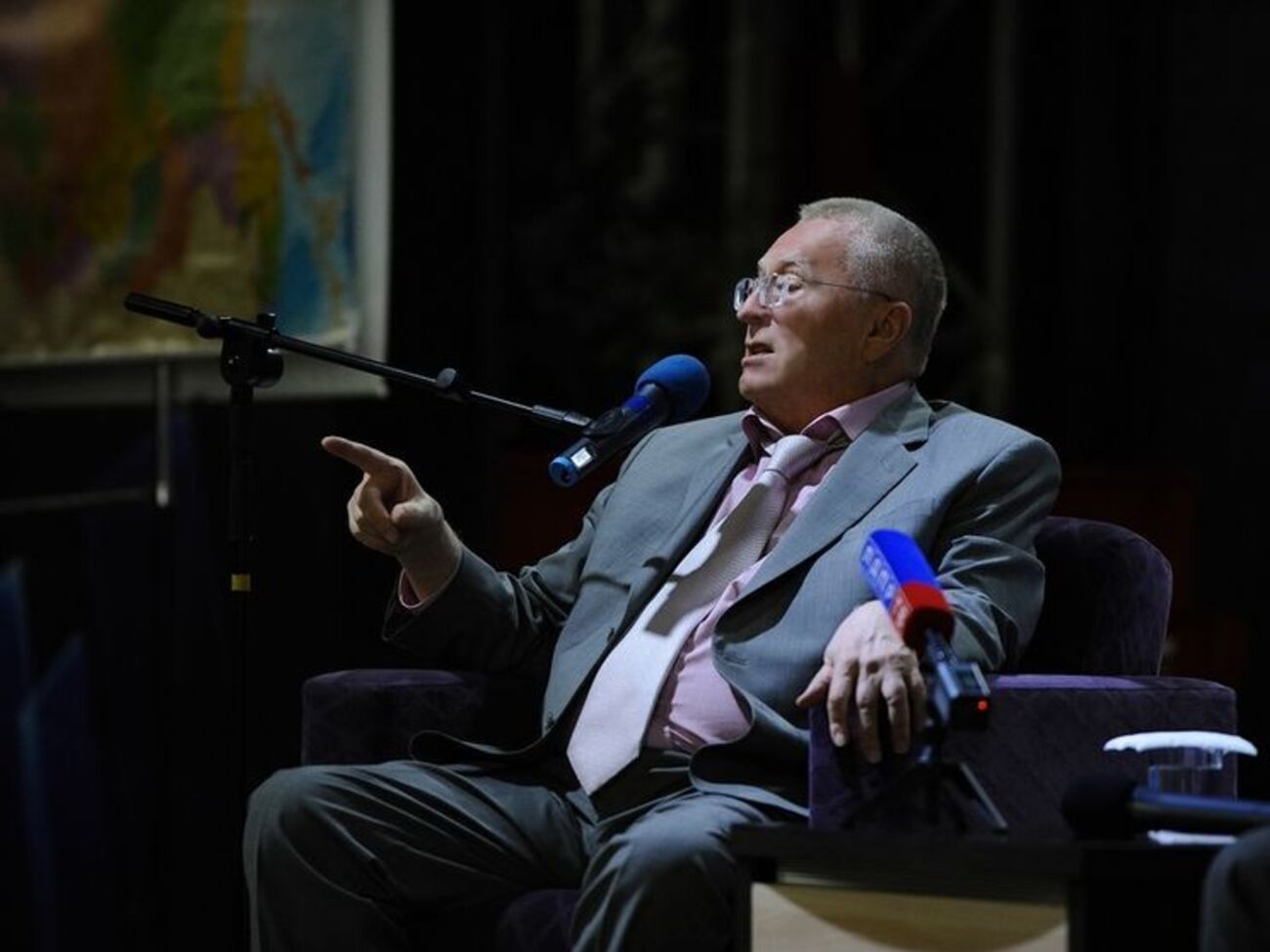 Жириновский считает стихи о пенсионном возрасте вредными