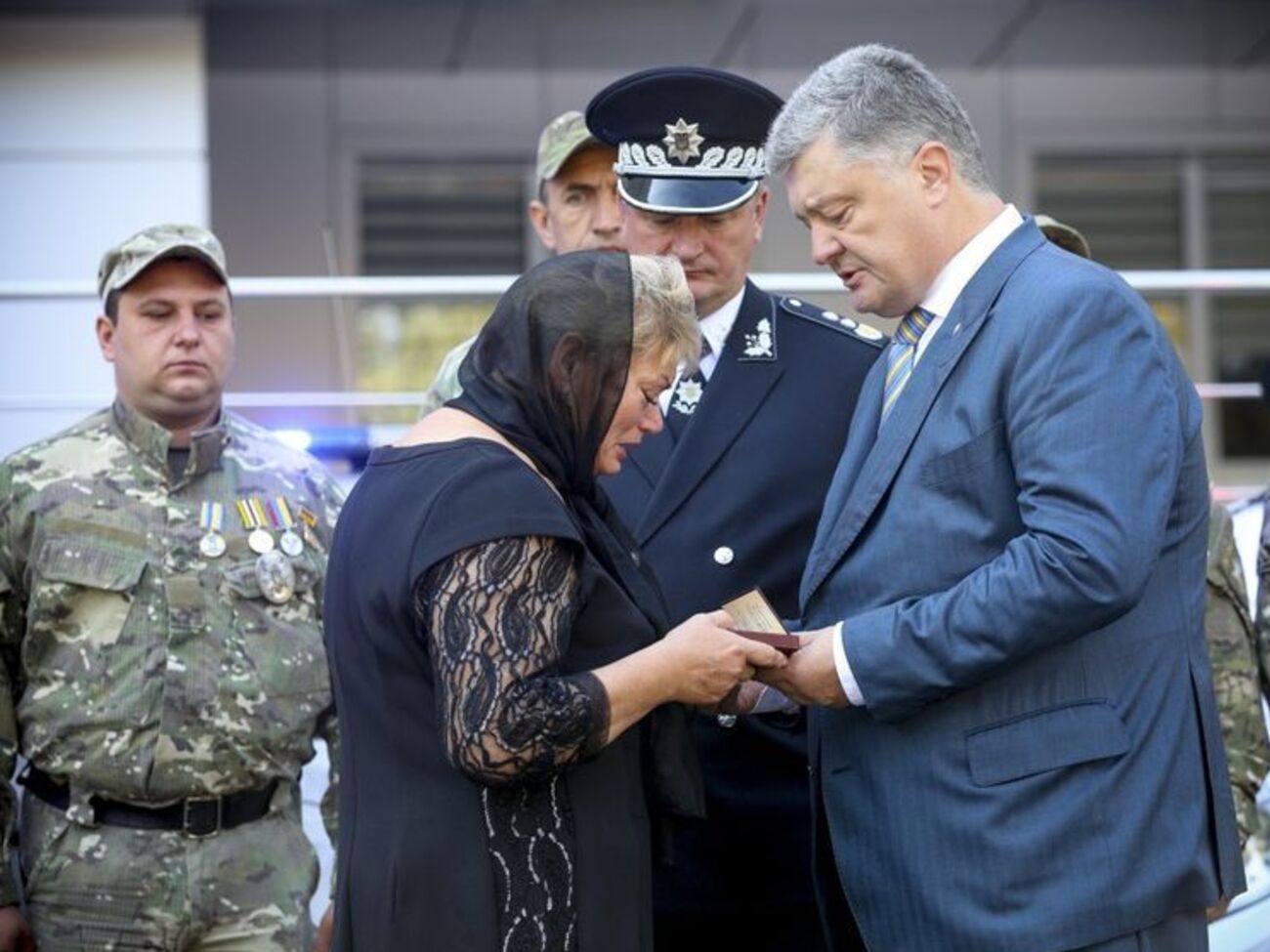 Порошенко: Дуже важко дивитися в очі мамі і висловлювати слова співчуття