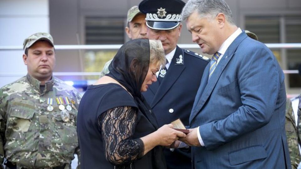 Порошенко: Дуже важко дивитися в очі мамі і висловлювати слова співчуття