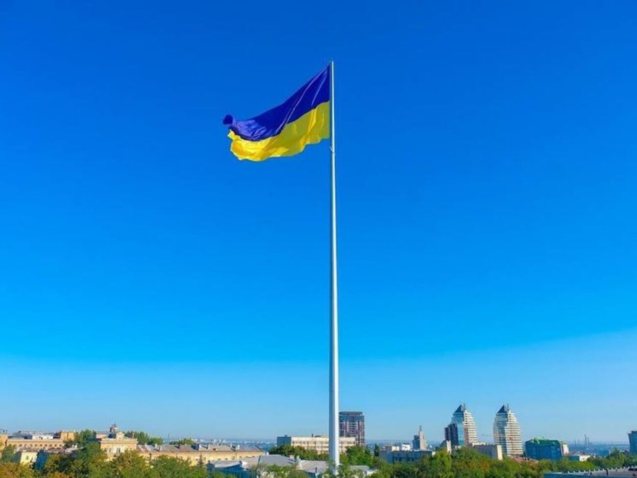 Флаг размером 12 на 18 метров и весом в 23 кг подняли на флагшток высотой 72 метра