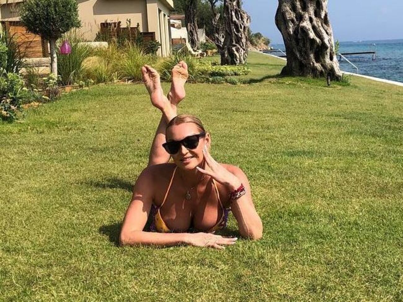 Волочкова: Плавая в море, я ударилась стопой о большой камень с морскими ежами