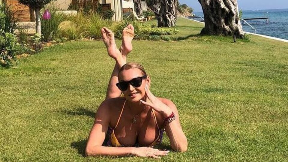 Волочкова: Плавая в море, я ударилась стопой о большой камень с морскими ежами