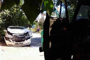 Грузовик врезался в стоявший автомобиль