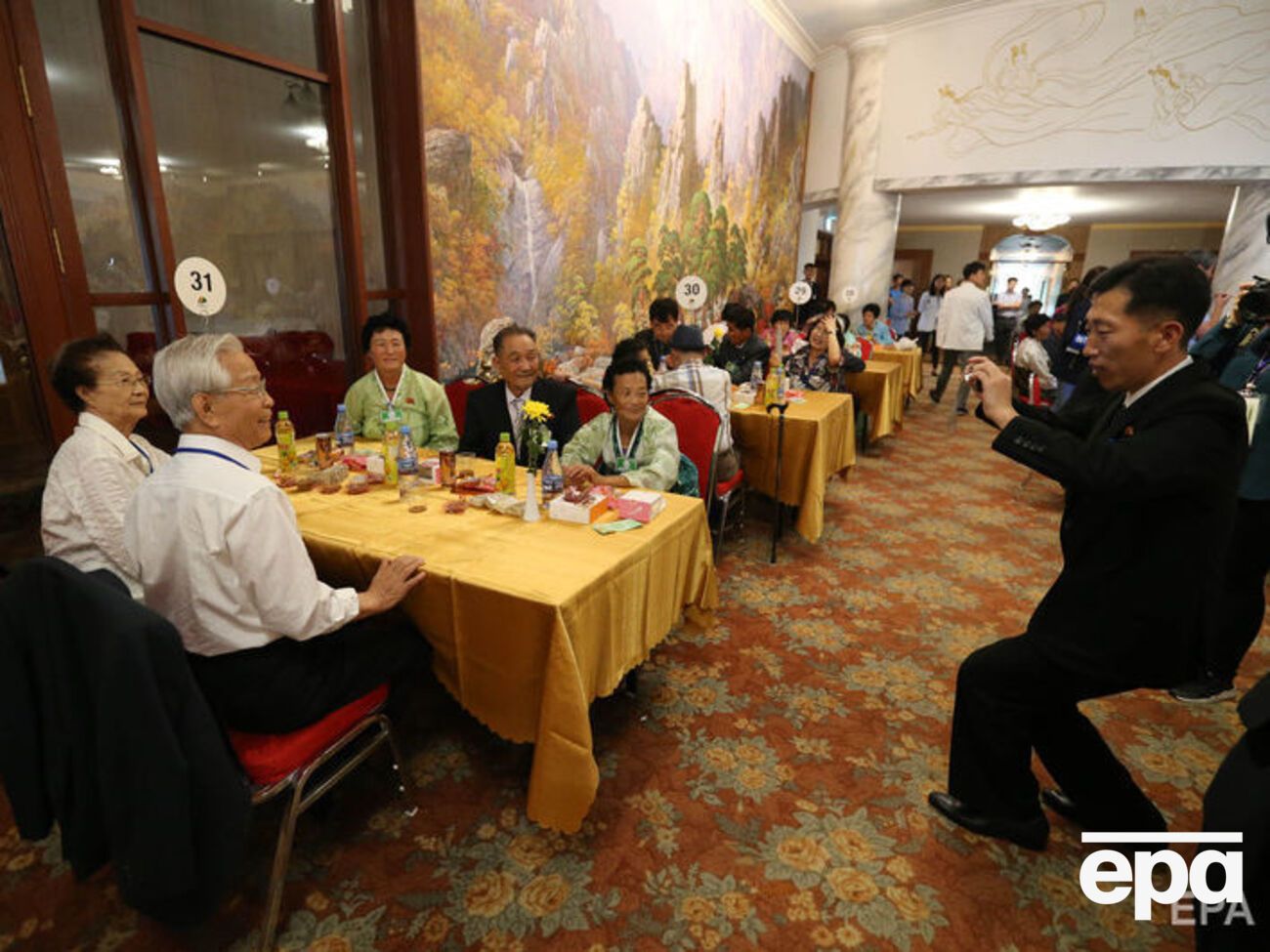 В КНДР прошла встреча разлученных Корейской войной родственников. Фоторепортаж