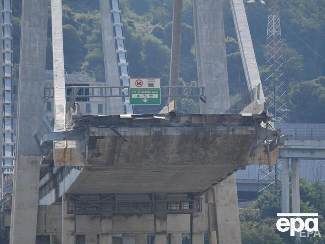 Обрушение моста привело к гибели 43 человек