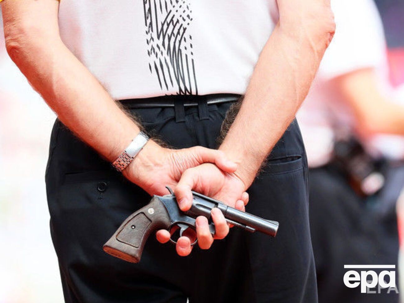 Мужчина беспричинно открыл стрельбу в сторону сотрудников полиции