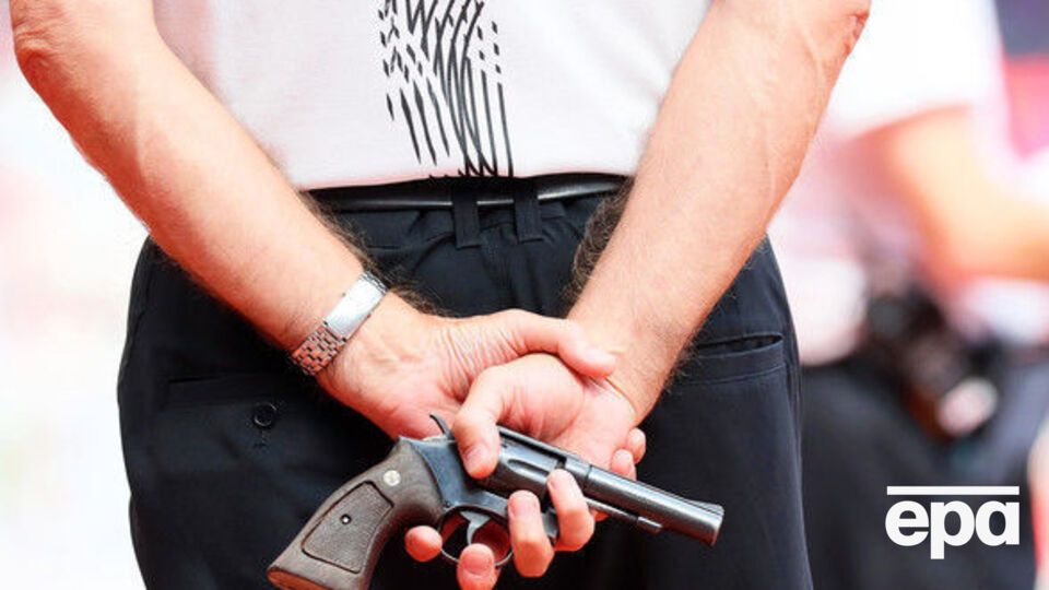 Мужчина беспричинно открыл стрельбу в сторону сотрудников полиции