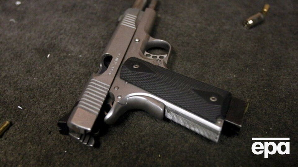 Мужчина беспричинно открыл стрельбу в сторону сотрудников полиции