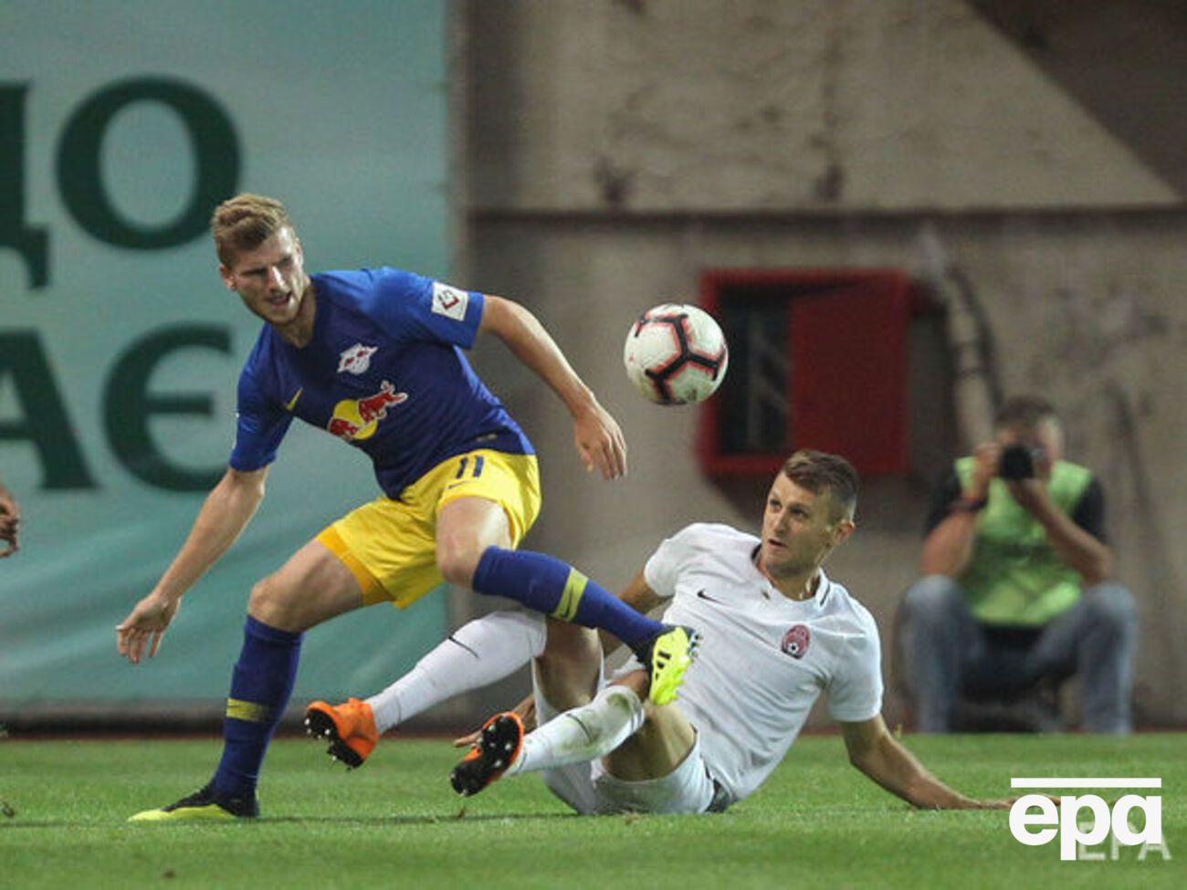 Большую часть игрового времени "Заря" (в белой форме) играла в меньшинстве