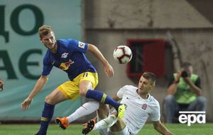 Большую часть игрового времени "Заря" (в белой форме) играла в меньшинстве