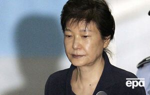 В декабре 2016 года парламент страны объявил об импичменте Пак Кын Хе