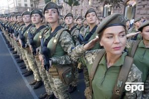 Женщины впервые участвуют в военном параде в Киеве