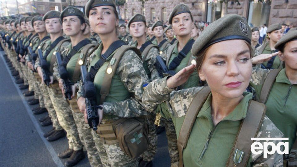 Жінки вперше беруть участь у військовому параді в Києві