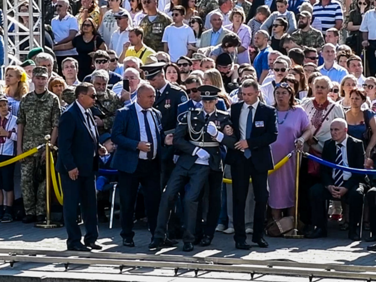 Военный упал во время парада