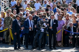 Военный упал во время парада